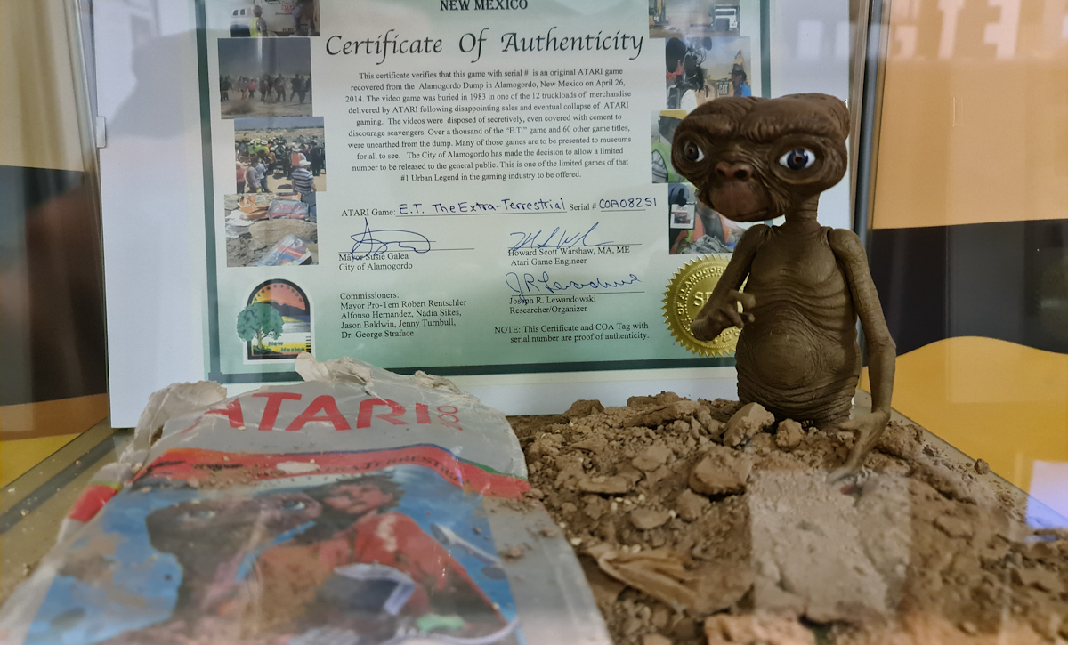 Le cartucce di E.T The Extraterrestrial per Atari 2600, ritrovate negli scavi del deserto del New Mexico e simbolo del crollo dell'industria del 1983, sono esposte nella collezione permanente di GAMM, donate al Museo del Videogioco di Roma nel 2014, unitamente ad altri titoli rinvenuti tra cui Asteroids, titolo realizzato da Atari nel 1979.